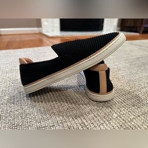 UGG Alameda Sammy Slip-On Sneakers / Black & Tan / Size 9